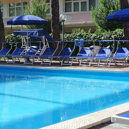 Hotel Tiffany Римини Екстериор снимка