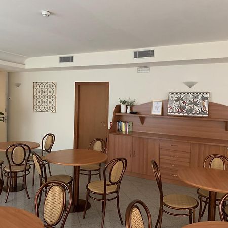Hotel Tiffany Римини Екстериор снимка