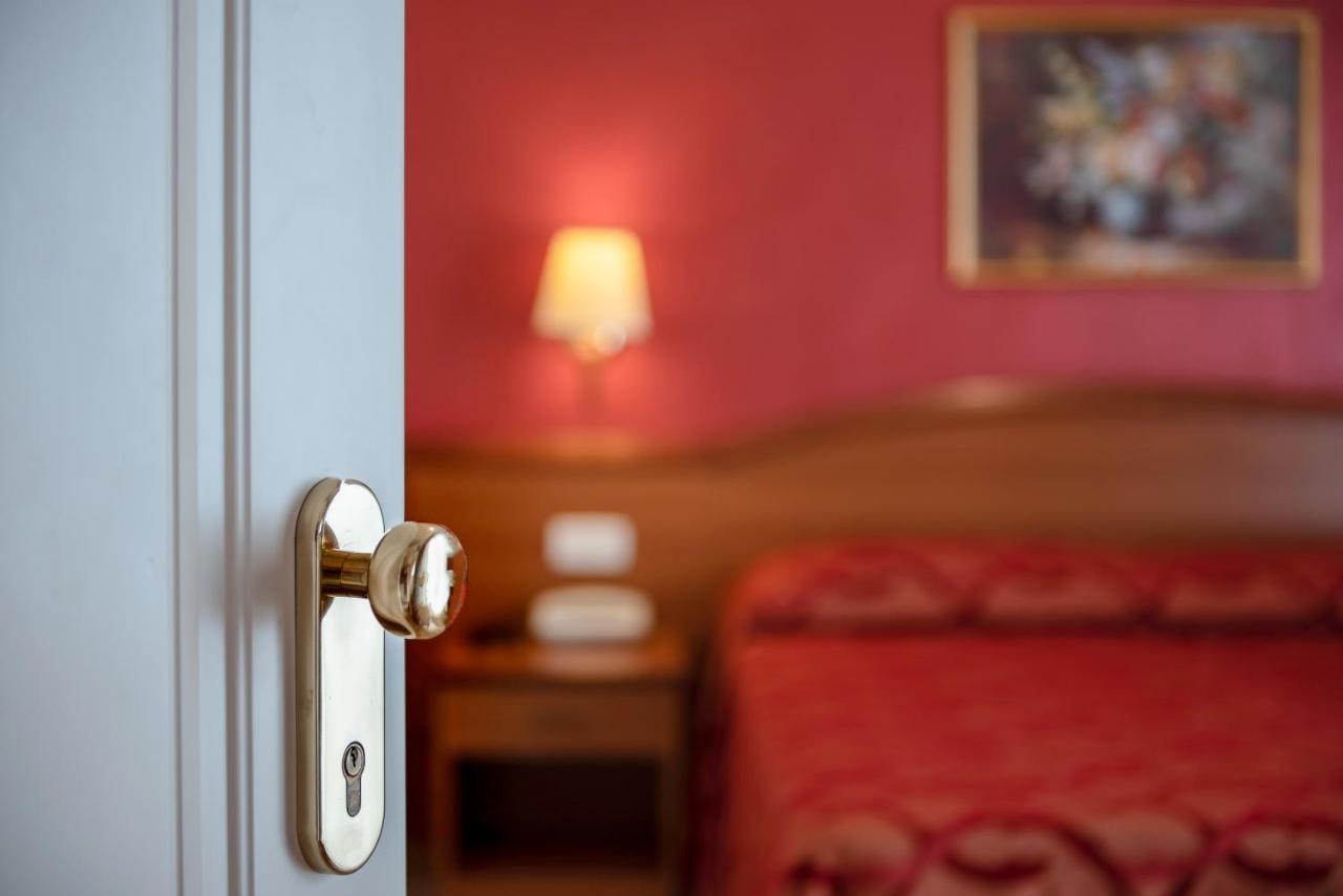 Hotel Tiffany Римини Екстериор снимка