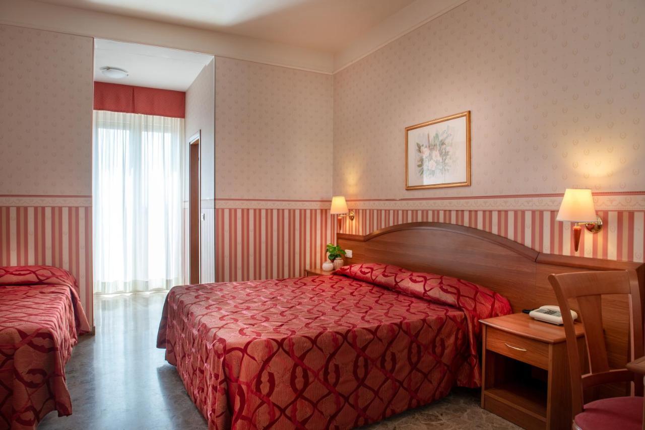 Hotel Tiffany Римини Екстериор снимка