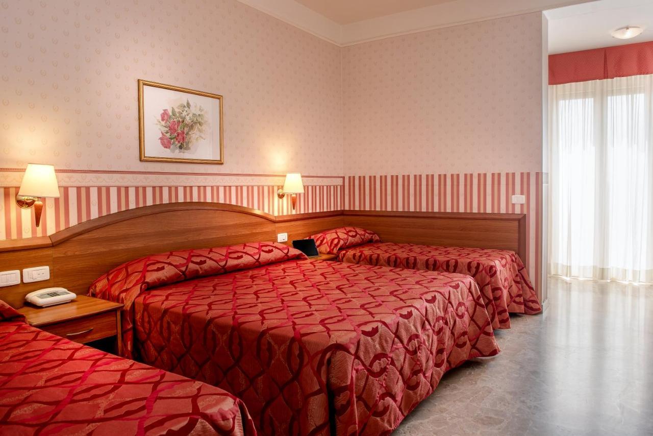 Hotel Tiffany Римини Екстериор снимка