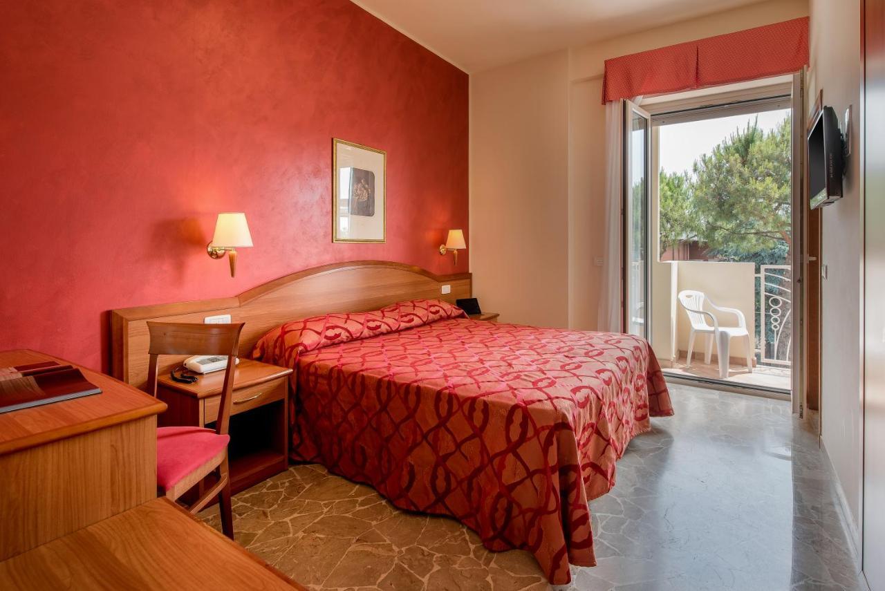 Hotel Tiffany Римини Екстериор снимка