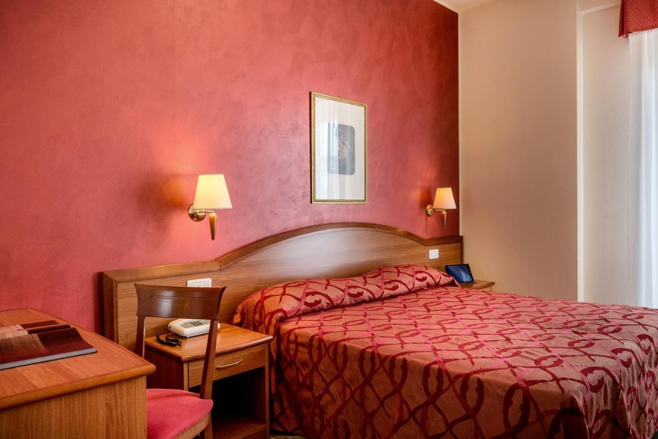 Hotel Tiffany Римини Екстериор снимка