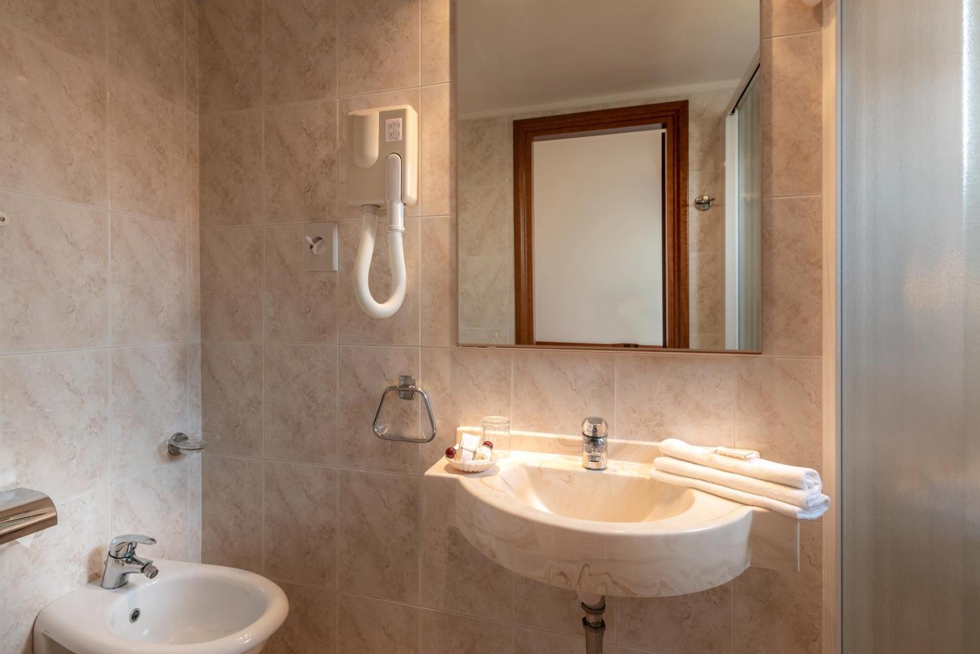 Hotel Tiffany Римини Екстериор снимка