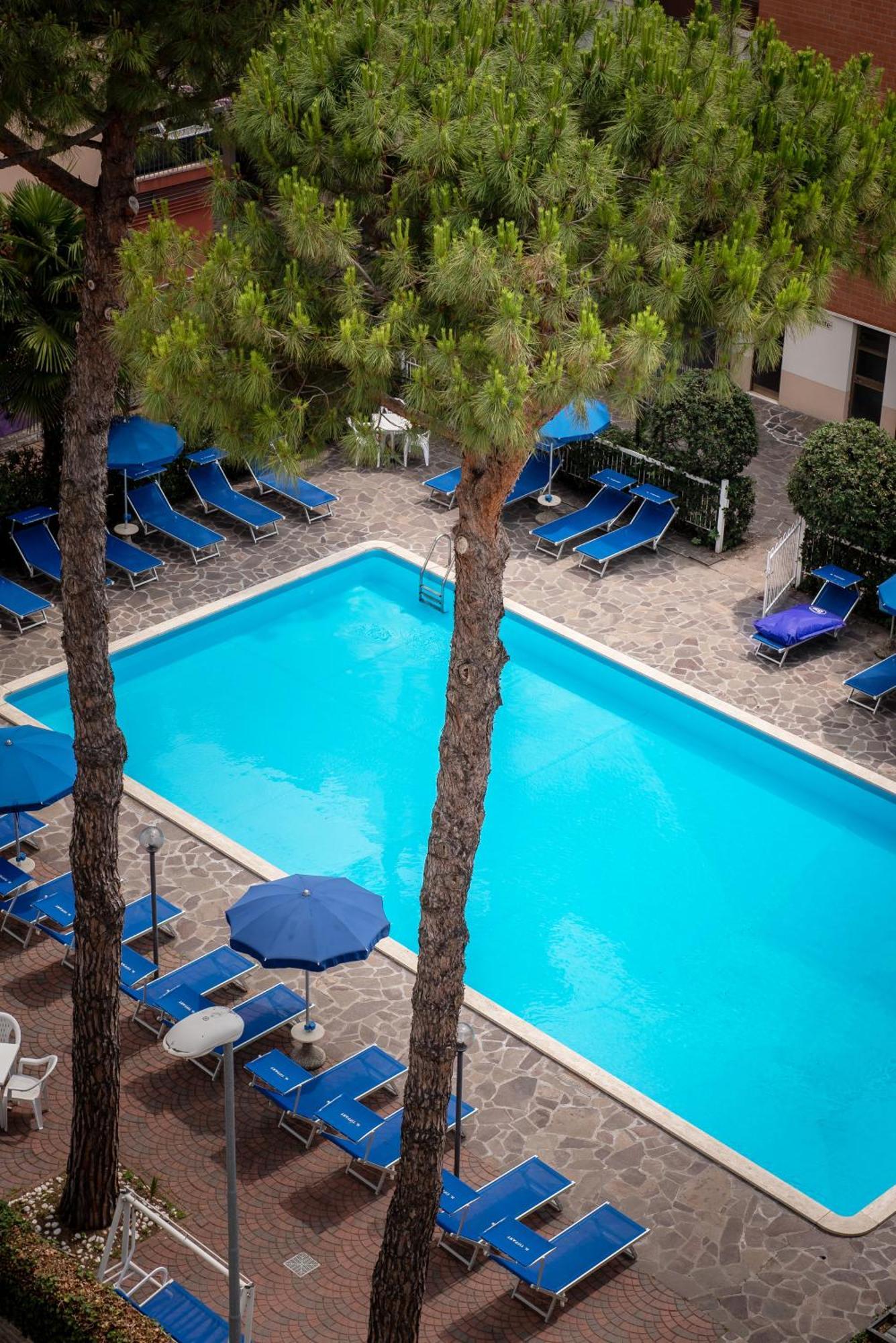 Hotel Tiffany Римини Екстериор снимка