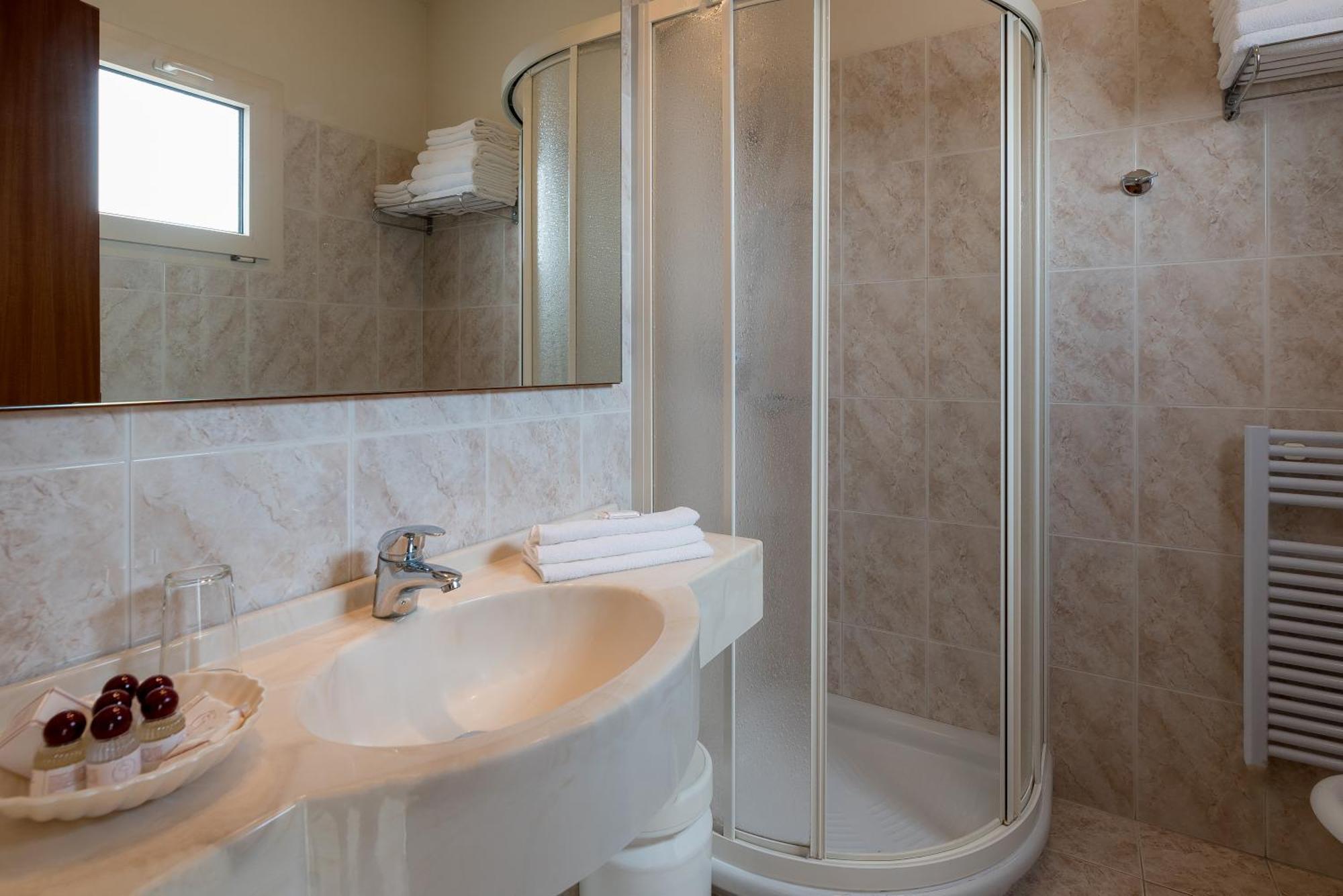 Hotel Tiffany Римини Екстериор снимка