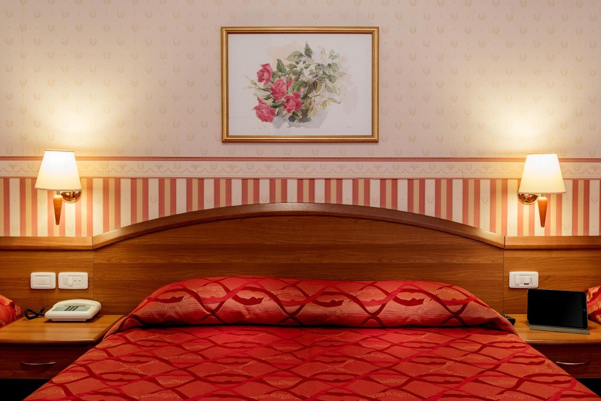 Hotel Tiffany Римини Екстериор снимка