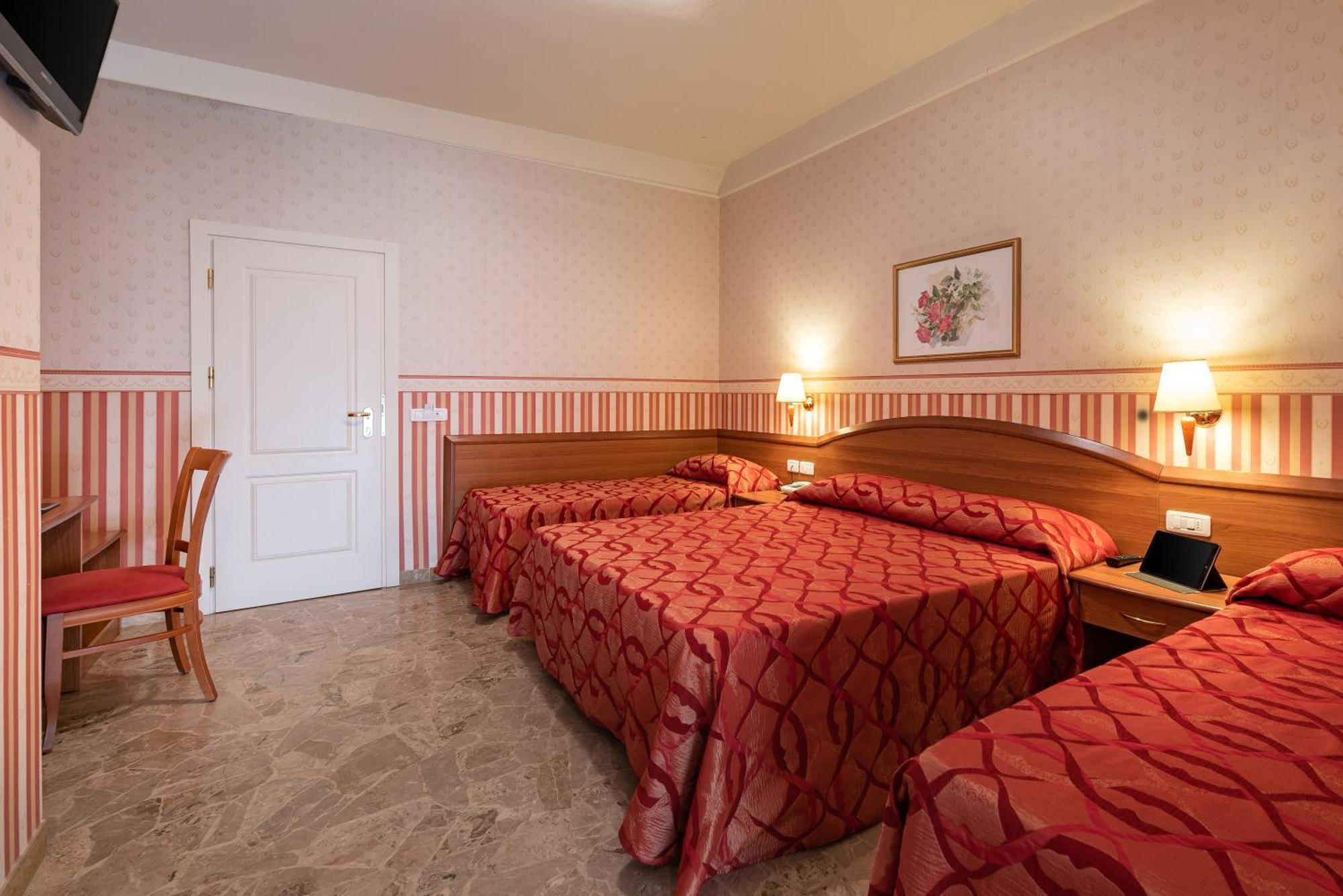 Hotel Tiffany Римини Екстериор снимка