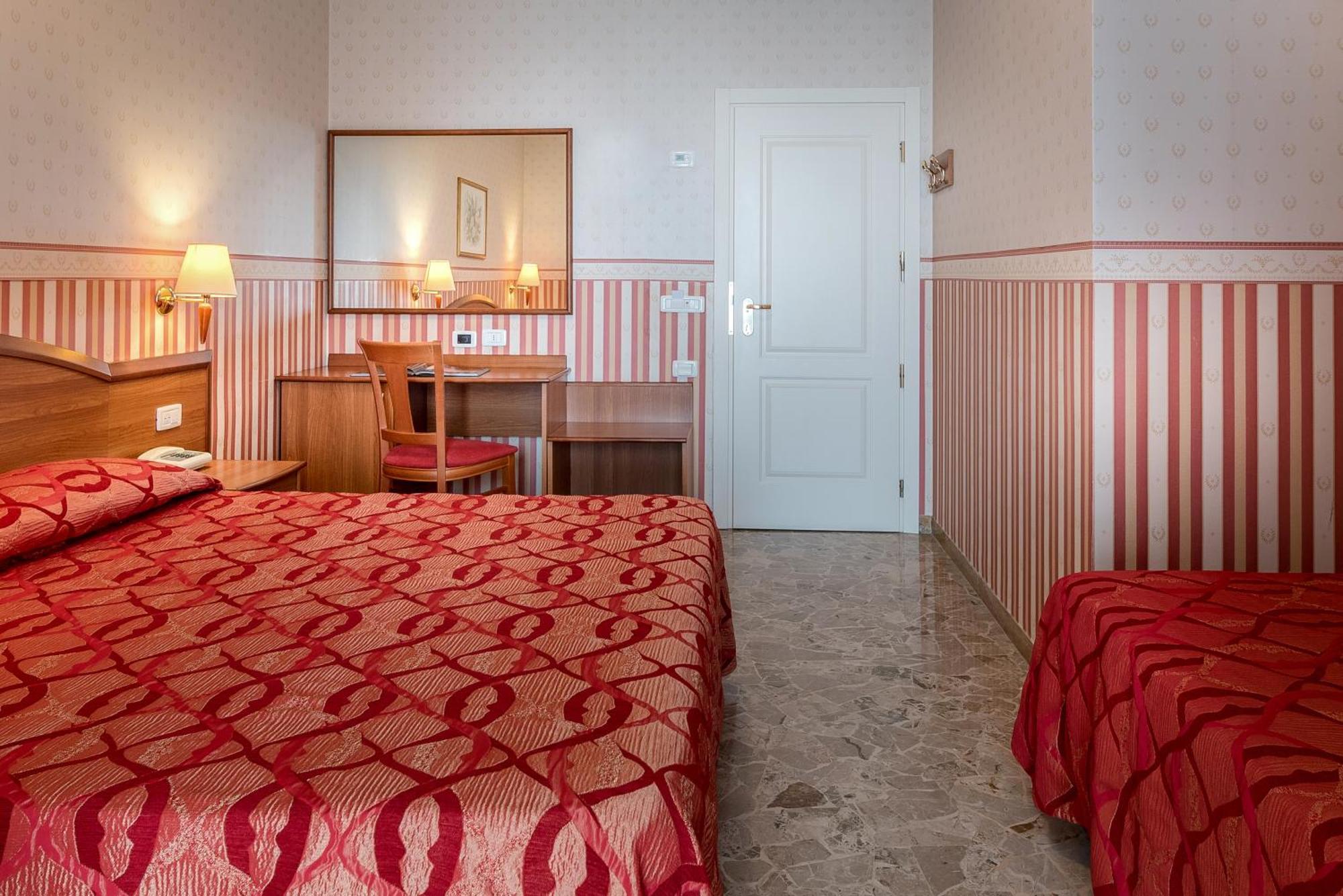 Hotel Tiffany Римини Екстериор снимка