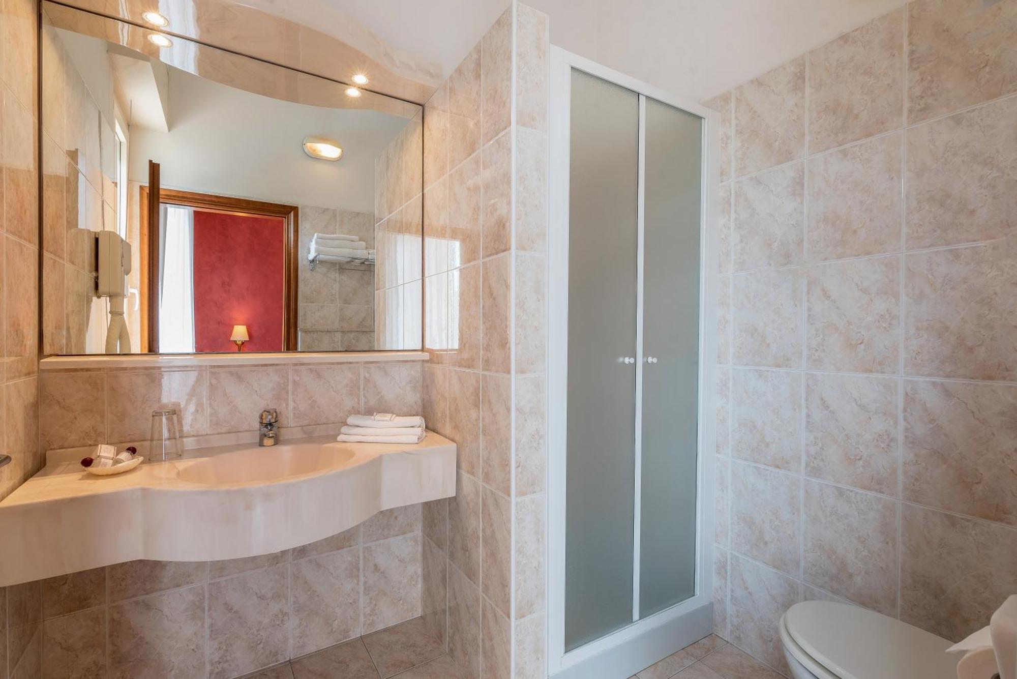 Hotel Tiffany Римини Екстериор снимка