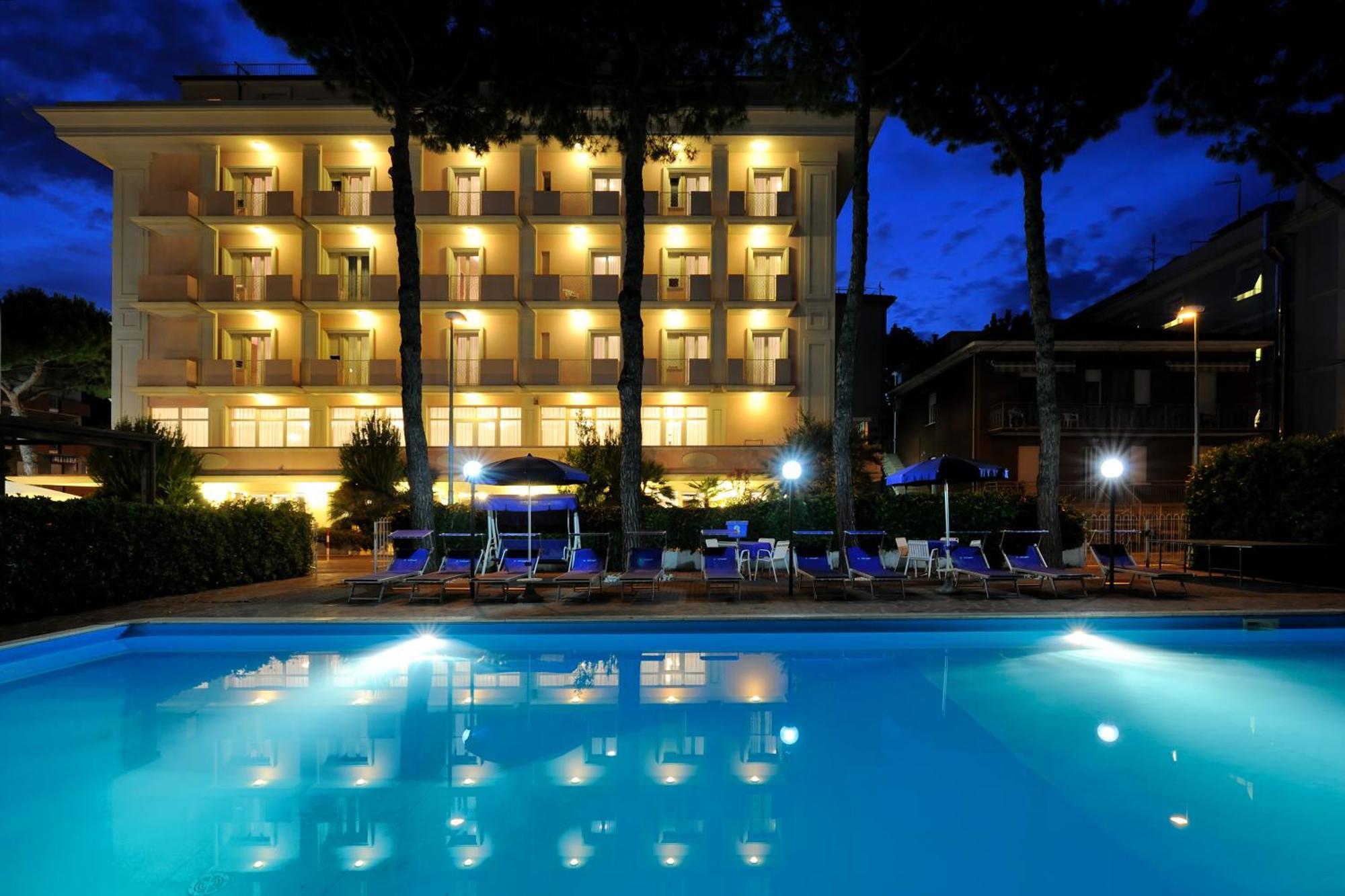 Hotel Tiffany Римини Екстериор снимка