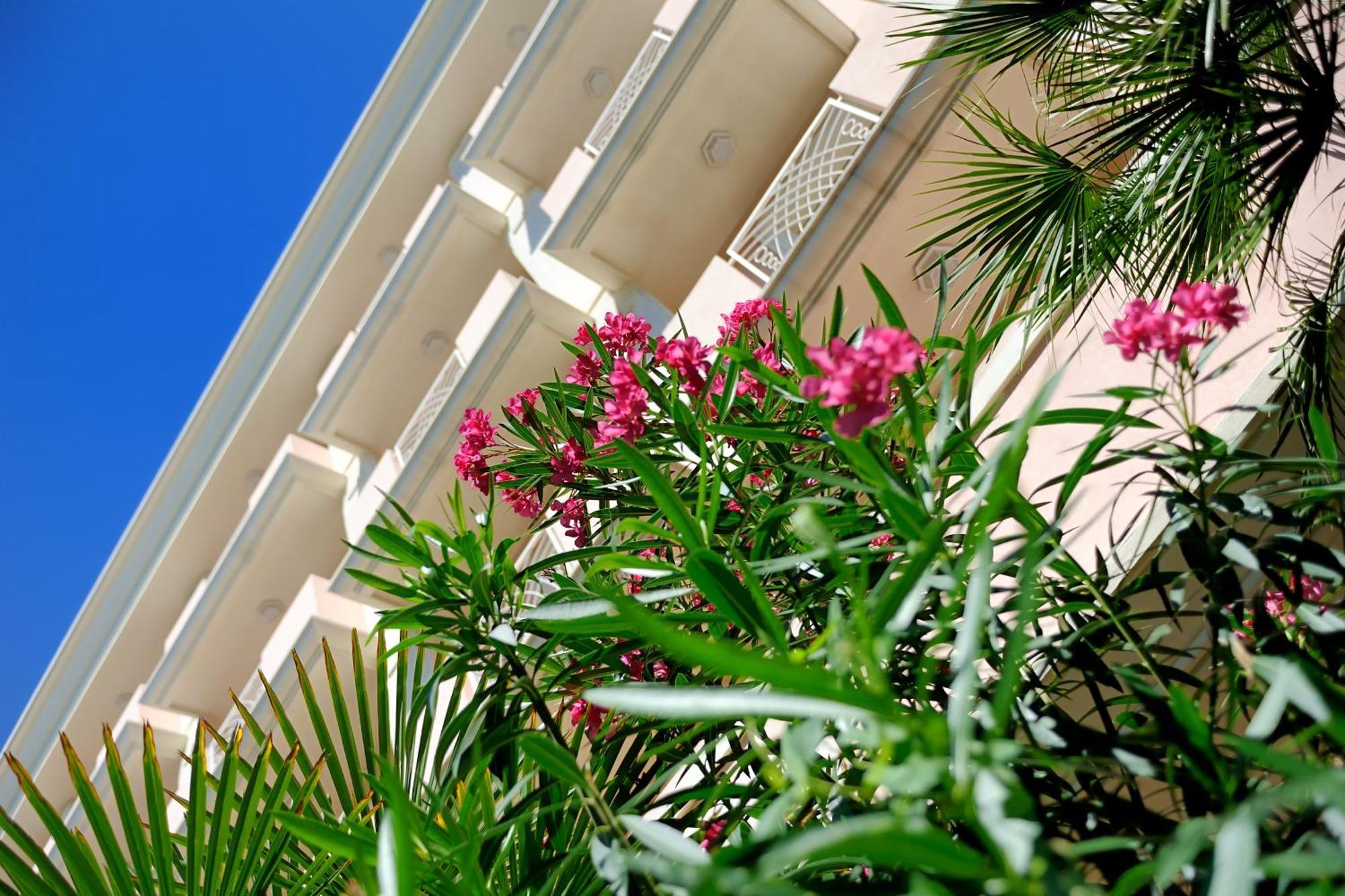 Hotel Tiffany Римини Екстериор снимка