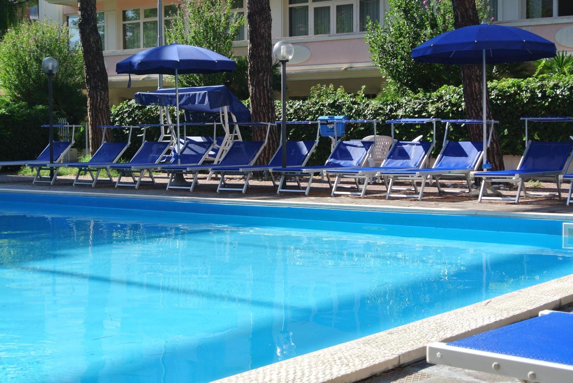 Hotel Tiffany Римини Екстериор снимка