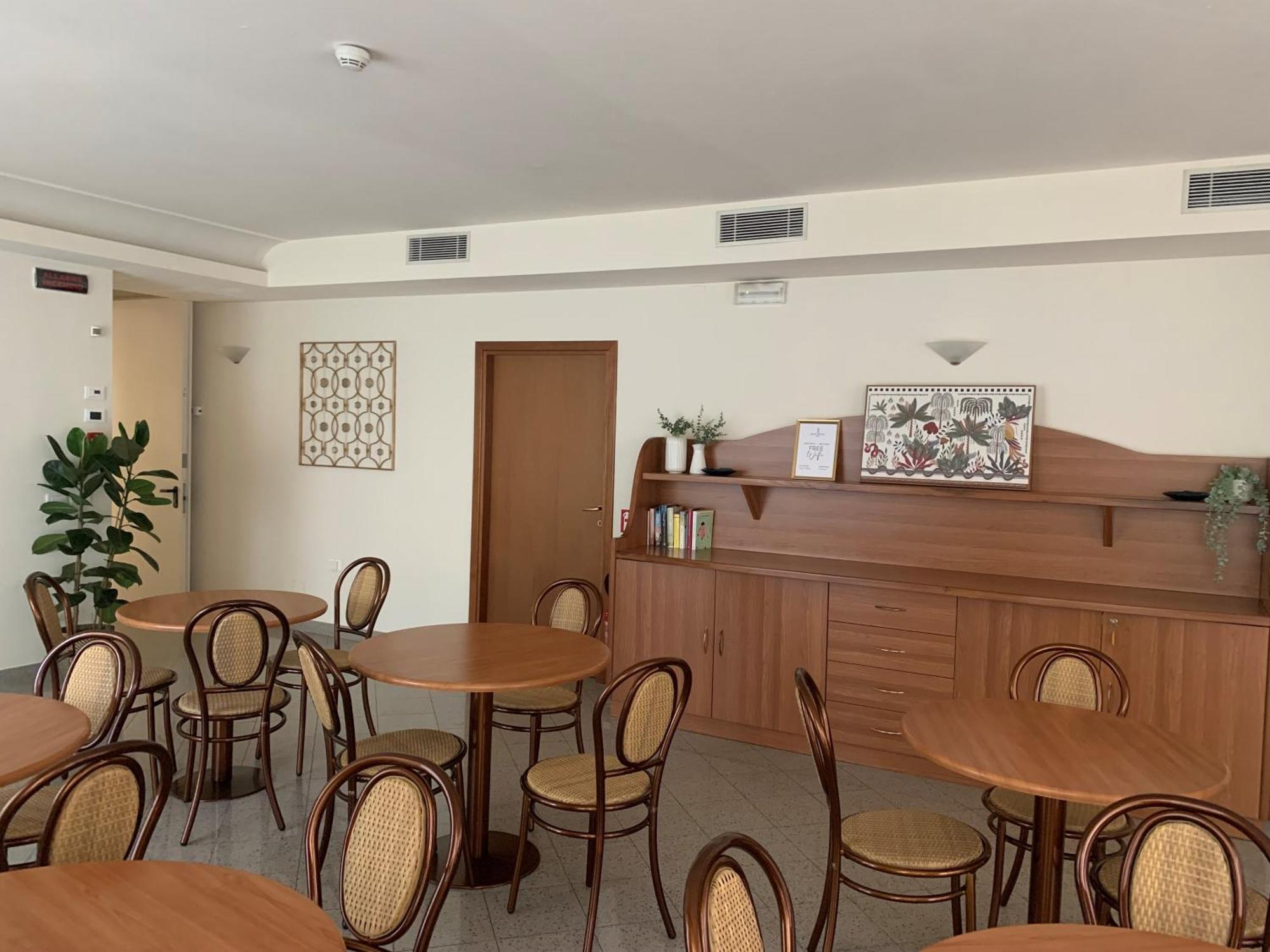 Hotel Tiffany Римини Екстериор снимка