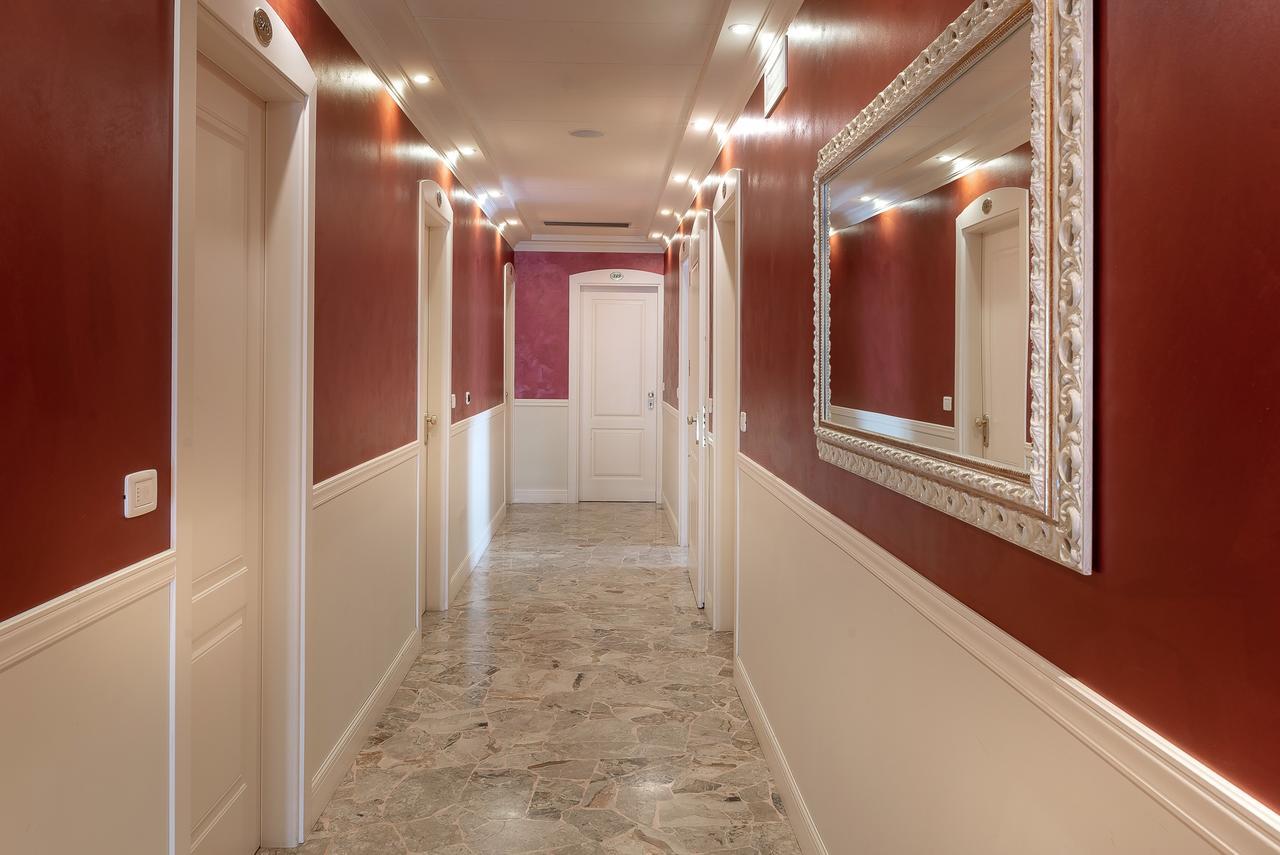 Hotel Tiffany Римини Екстериор снимка