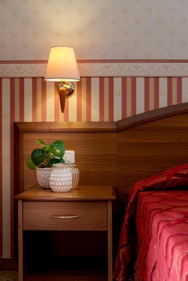 Hotel Tiffany Римини Екстериор снимка