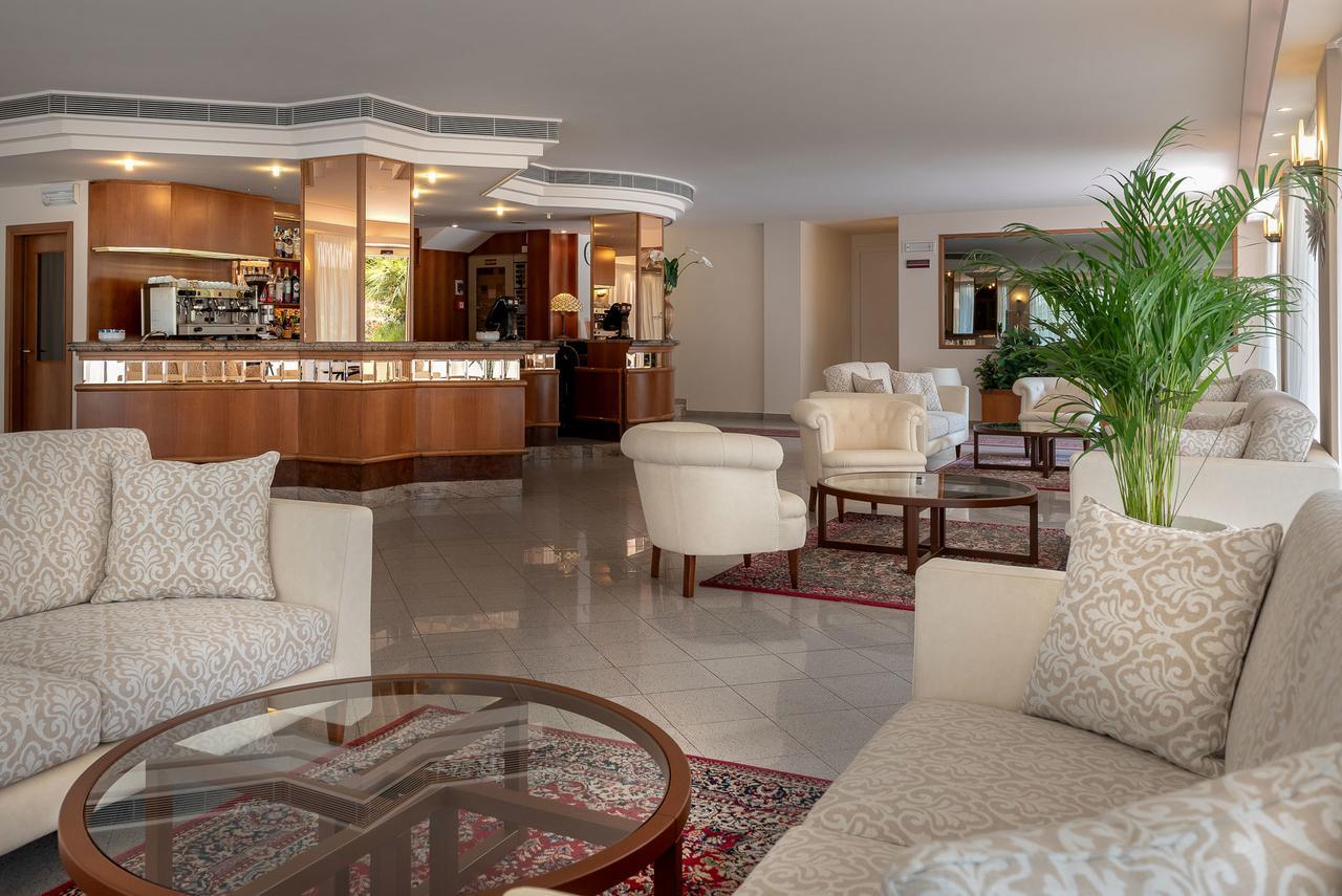 Hotel Tiffany Римини Екстериор снимка