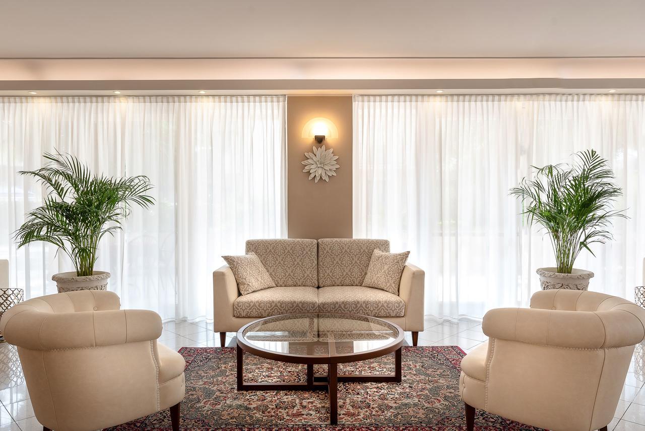 Hotel Tiffany Римини Екстериор снимка