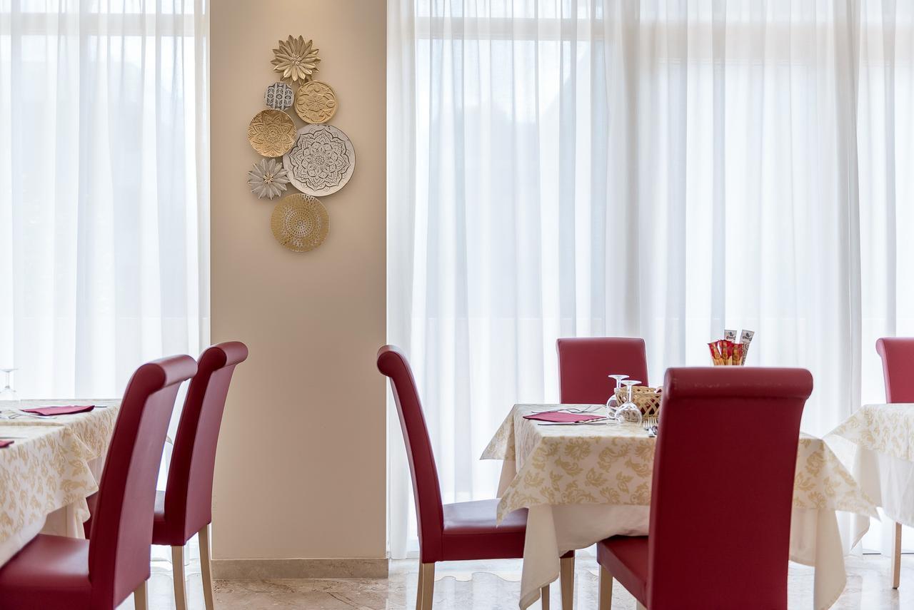 Hotel Tiffany Римини Екстериор снимка