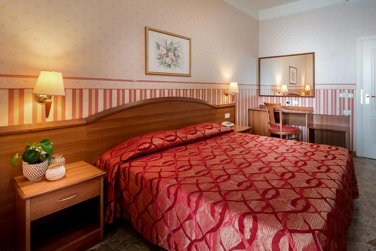 Hotel Tiffany Римини Екстериор снимка