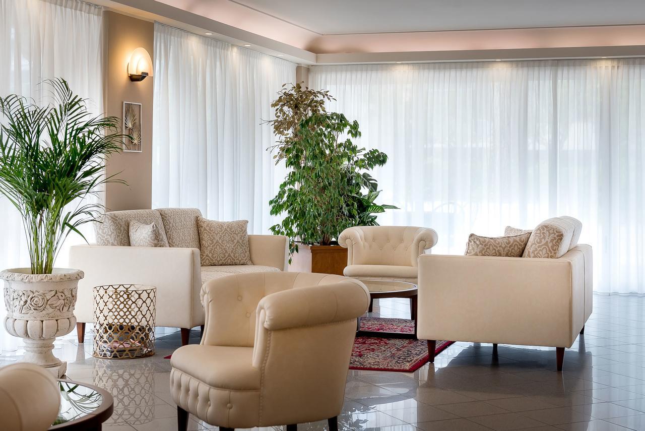 Hotel Tiffany Римини Екстериор снимка