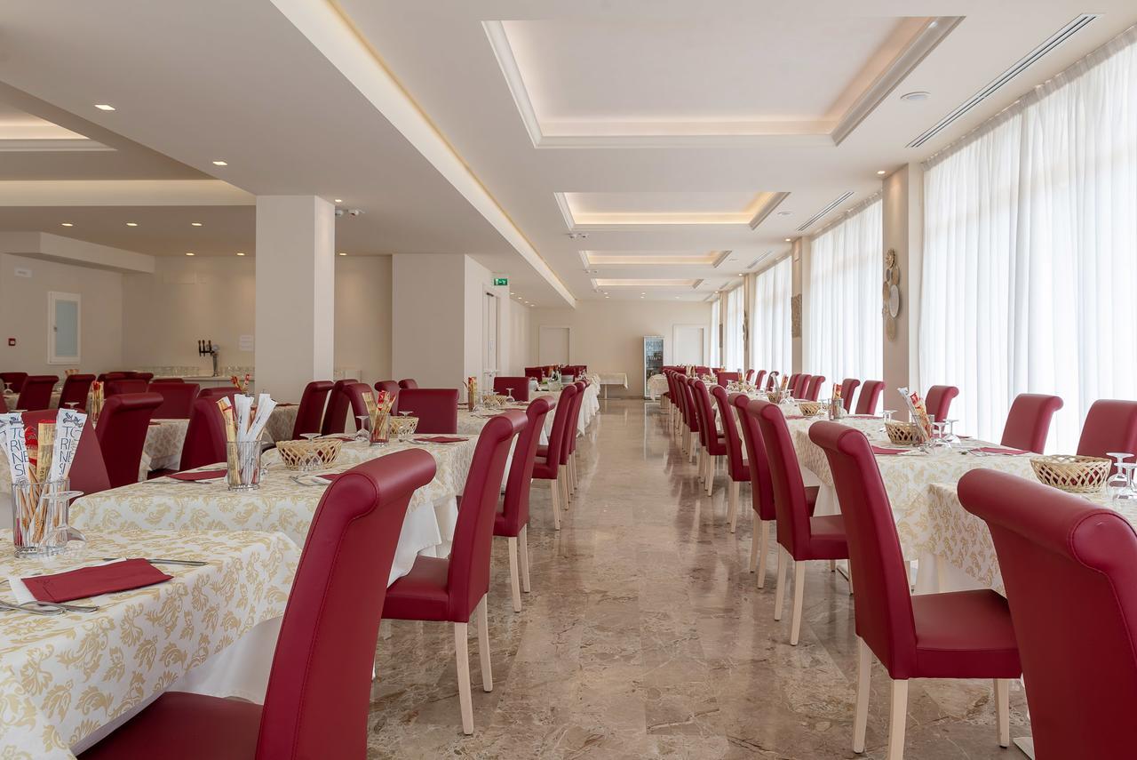 Hotel Tiffany Римини Екстериор снимка
